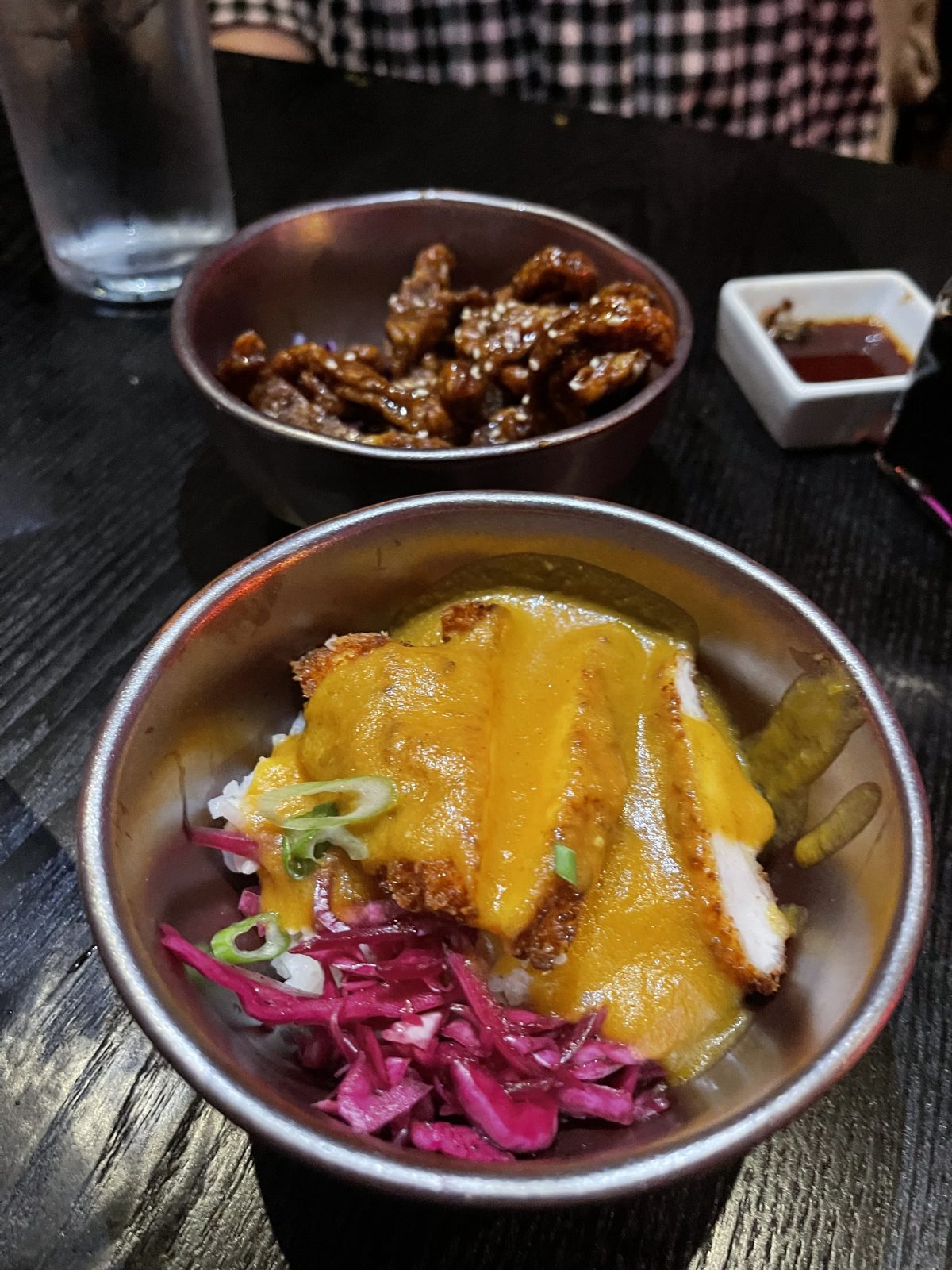 sakku dishes of katsu-style chicken and beef