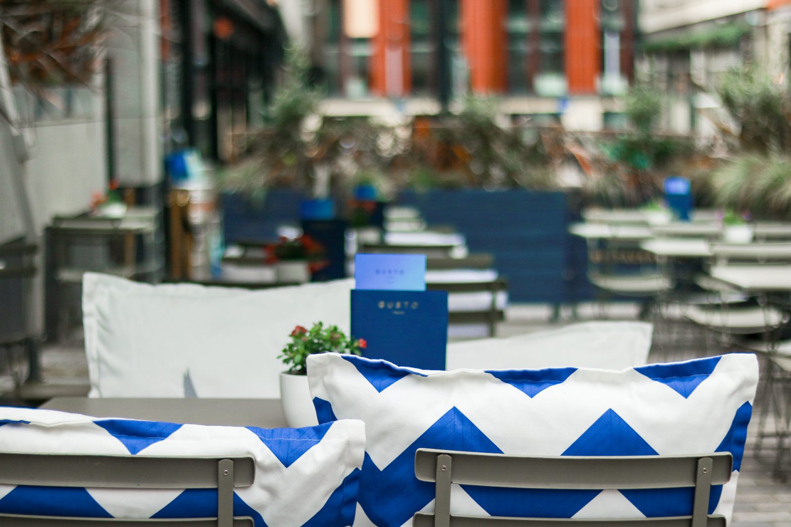 The outdoor terrace at Gusto Italian.