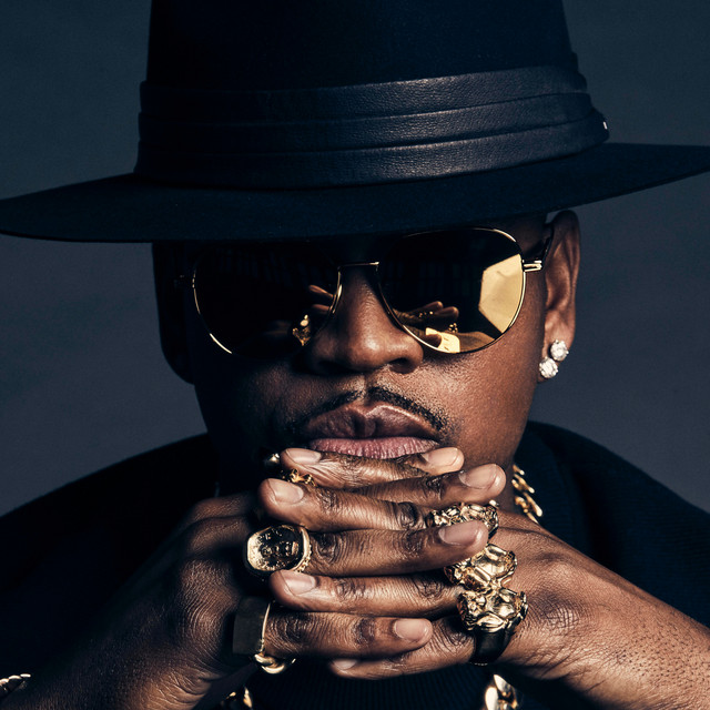 Ne-Yo with hat and gold sunglasses on.