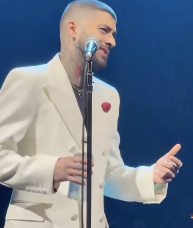 Zayn Malik appears to take swipe at former bandmate Harry Styles live on stage