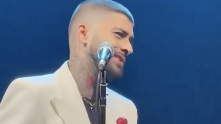 Zayn Malik appears to take swipe at former bandmate Harry Styles live on stage